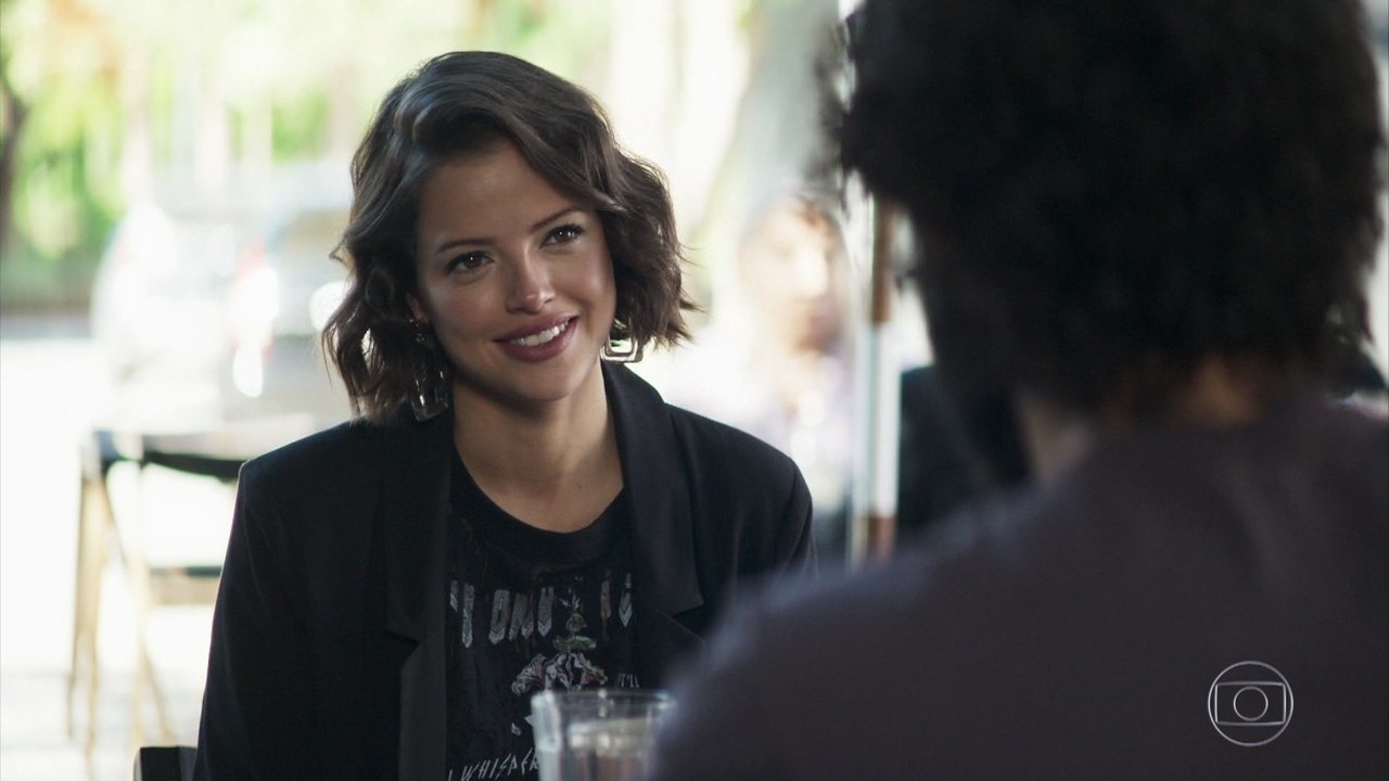 Josiane (Agatha Moreira) e Téo (Rainer Cadete) em A Dona do Pedaço