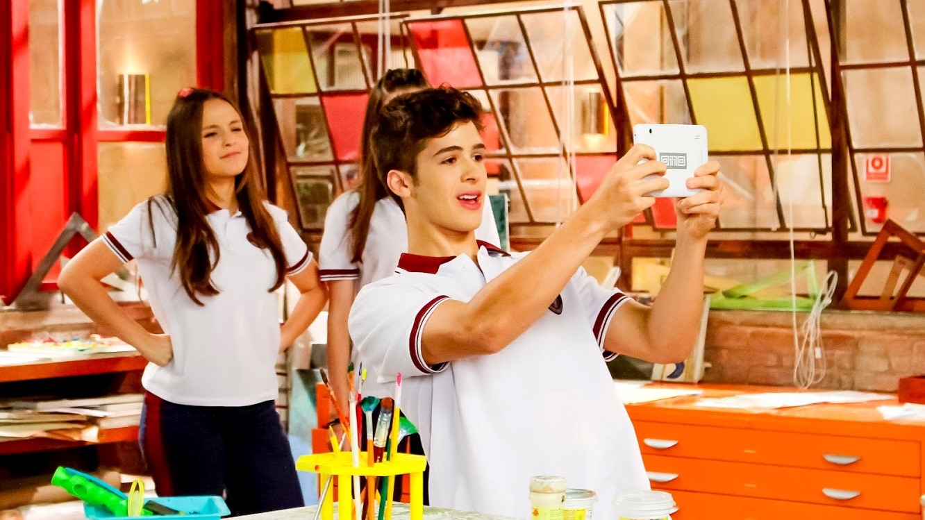 Luca (João Guilherme) e Mirela (Larissa Manoela) em As Aventuras de Poliana