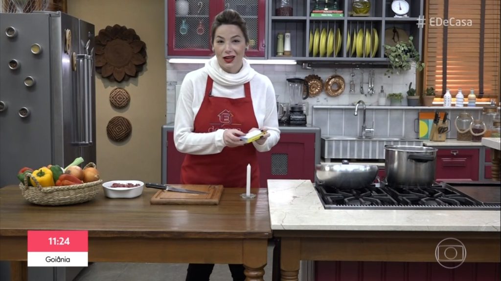 Luiza Zveiter cozinhando no É de Casa