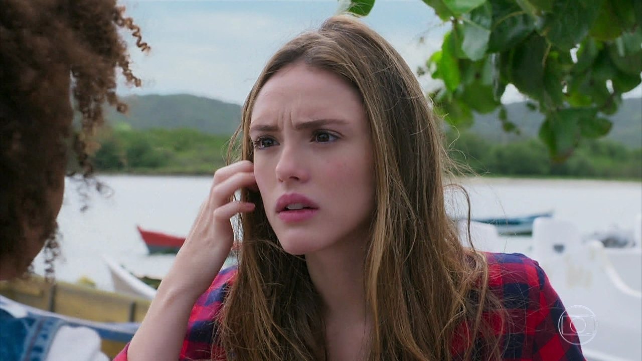 Manuela (Isabelle Drummond) e Kika (Jennifer Nascimento) em Verão 90