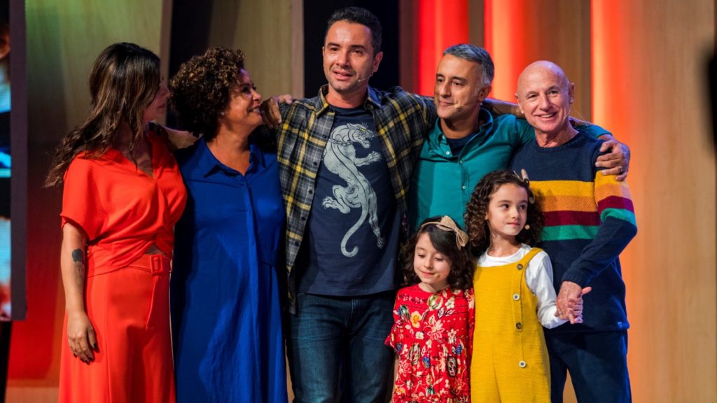 Marco Luque com os pais, irmãos e filhas no programa Tamanho Família