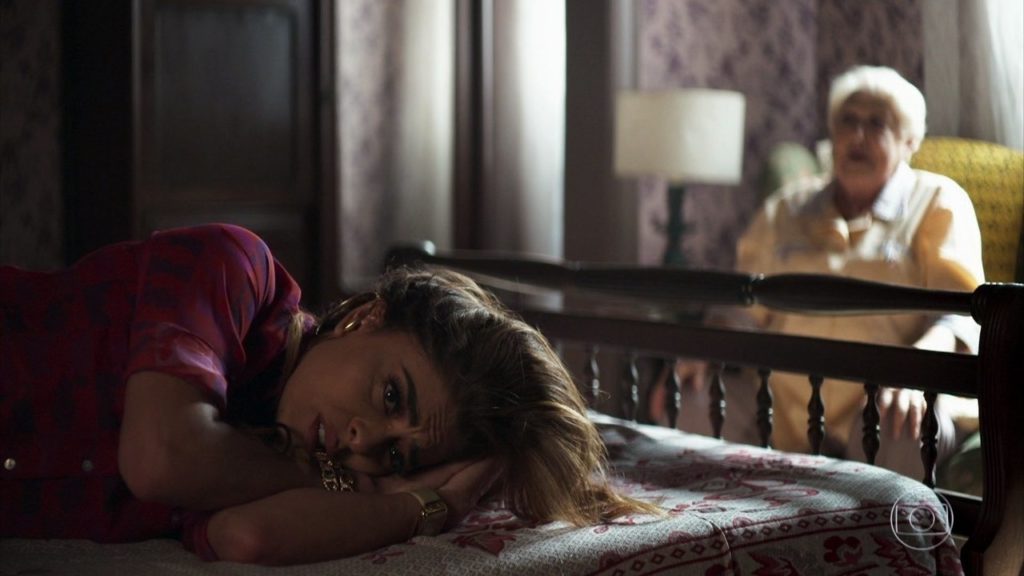 Maria da Paz (Juliana Paes) desabafa com Marlene (Suely Franco) em A Dona do Pedaço