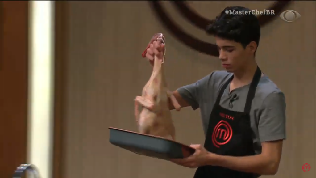 Participante preparando o pato na prova do MasterChef