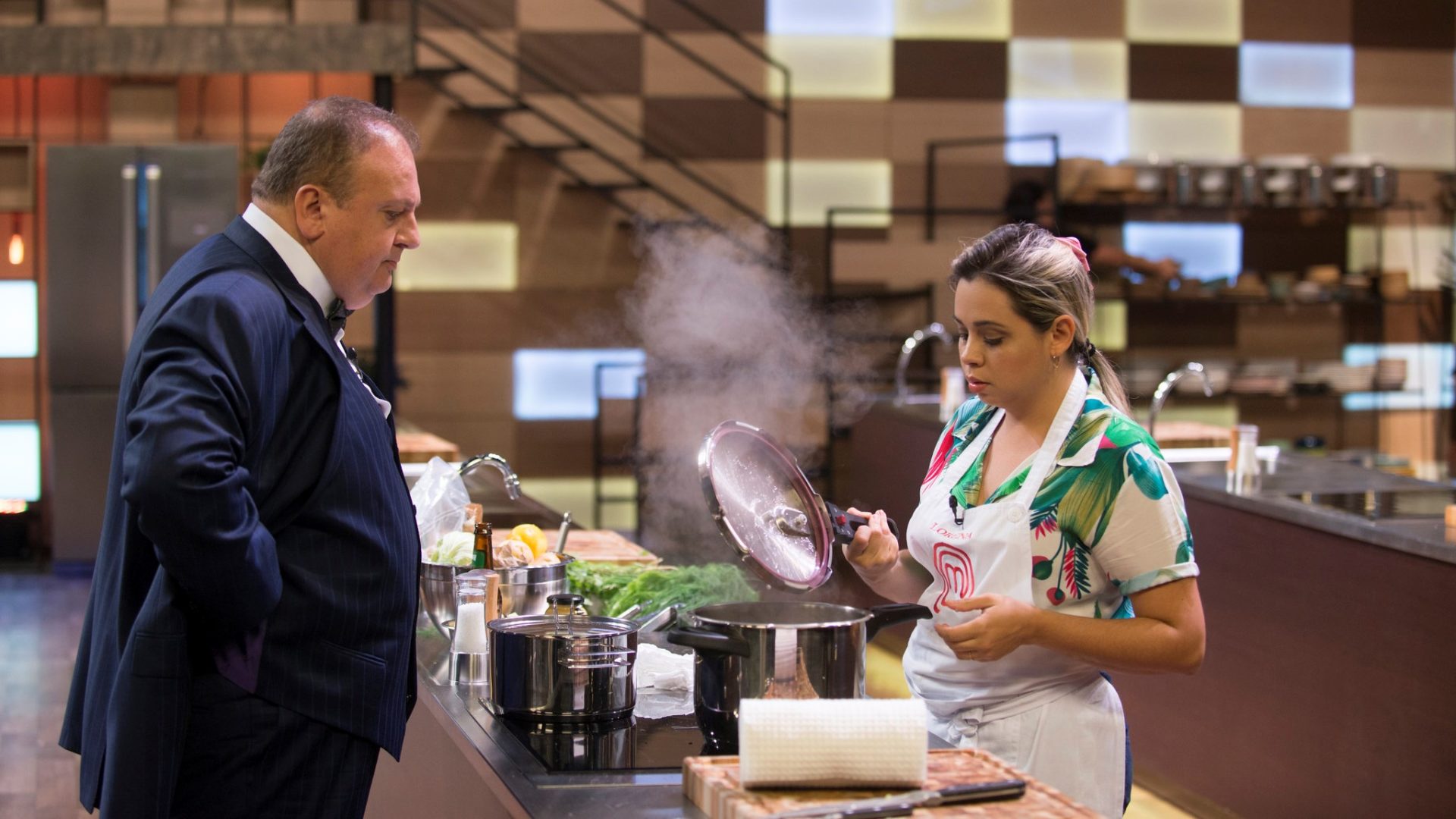 Erick Jacquin falando com participante do MasterChef Brasil