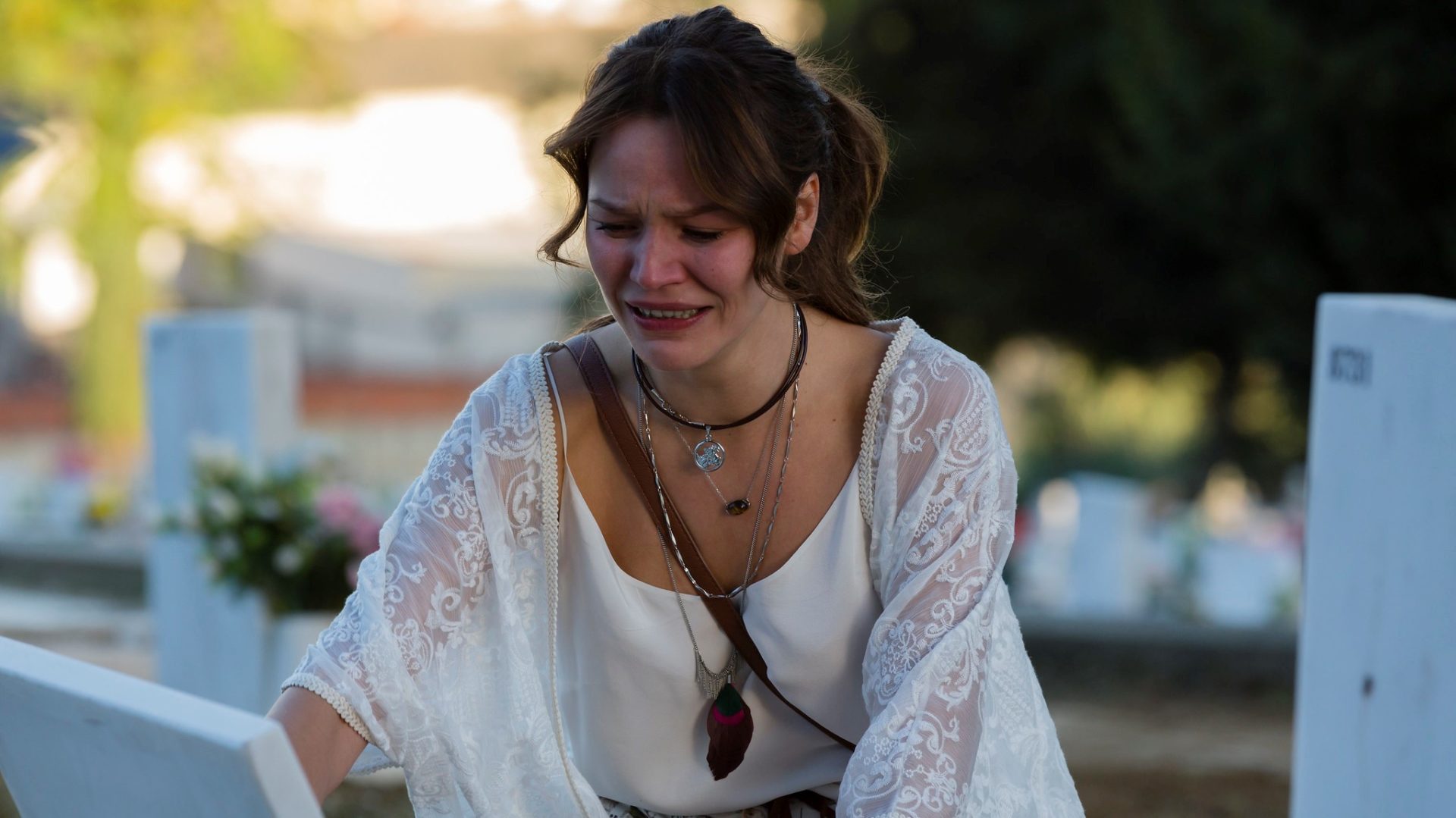 Bia chorando na lápide de Zé Maria em Ouro Verde