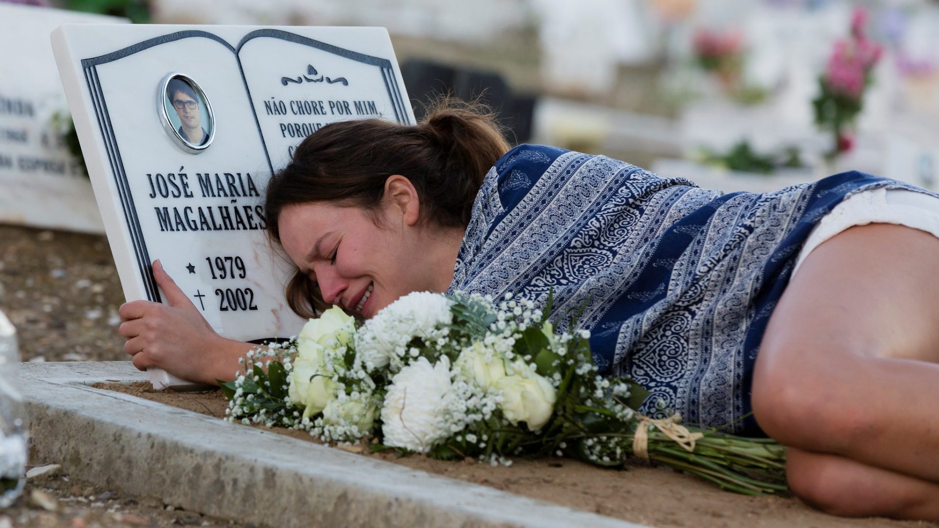 Bia chorando na lápide de Zé Maria em Ouro Verde