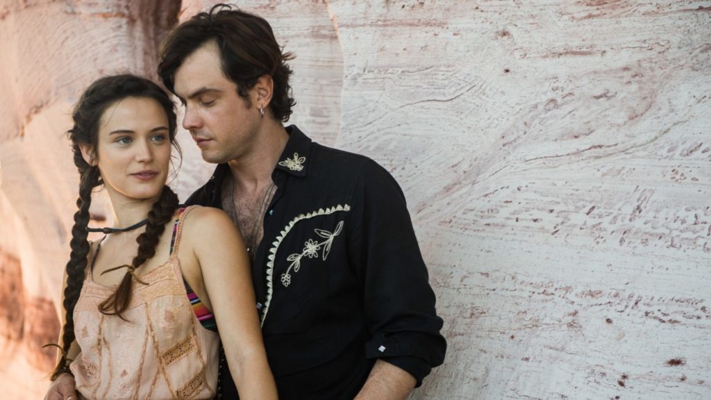 Gael (Sergio Guizé) e Clara (Bianca Bin), protagonistas da novela O Outro Lado do Paraíso