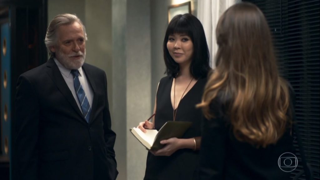 Otávio (José de Abreu), Naomi (Chan Suan) e Fabiana (Nathália Dill) em A Dona do Pedaço
