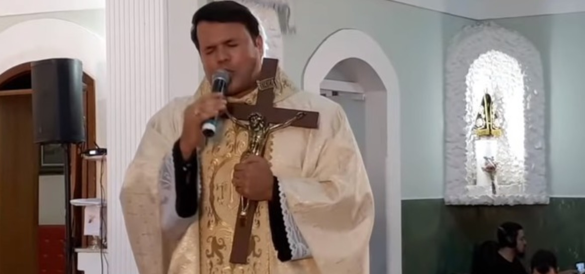 Padre Alessandro Campos durante missa