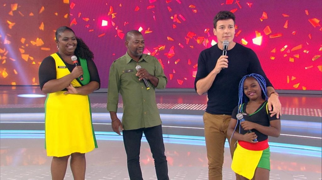 Cantora Iza ajuda pequena fã no palco do programa Hora do Faro