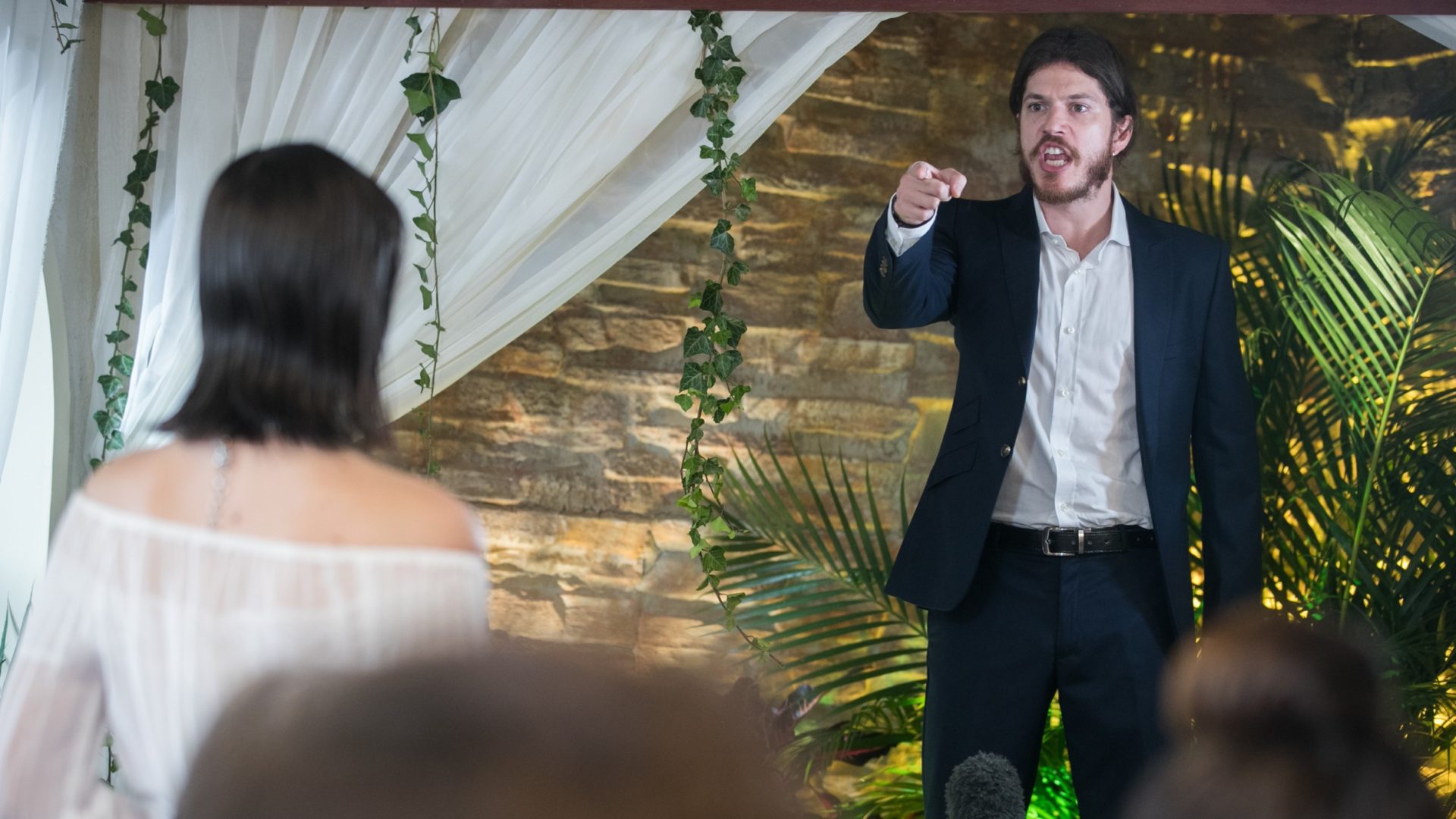 Quinzinho (Caio Paduan) desmascara Vanessa (Camila Queiroz) em Verão 90