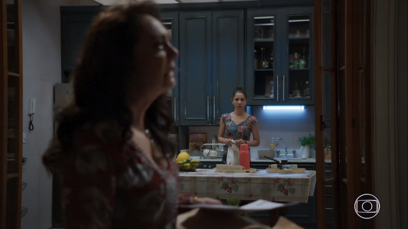Rania (Eliane Giardini) e Santinha (Cristiane Amorim) de Órfãos da Terra