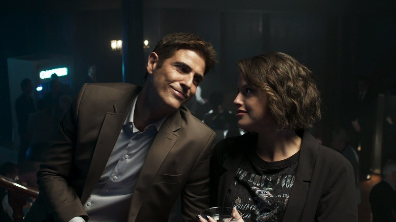 Régis (Reynaldo Gianecchini) e Josiane (Agatha Moreira) em A Dona do Pedaço