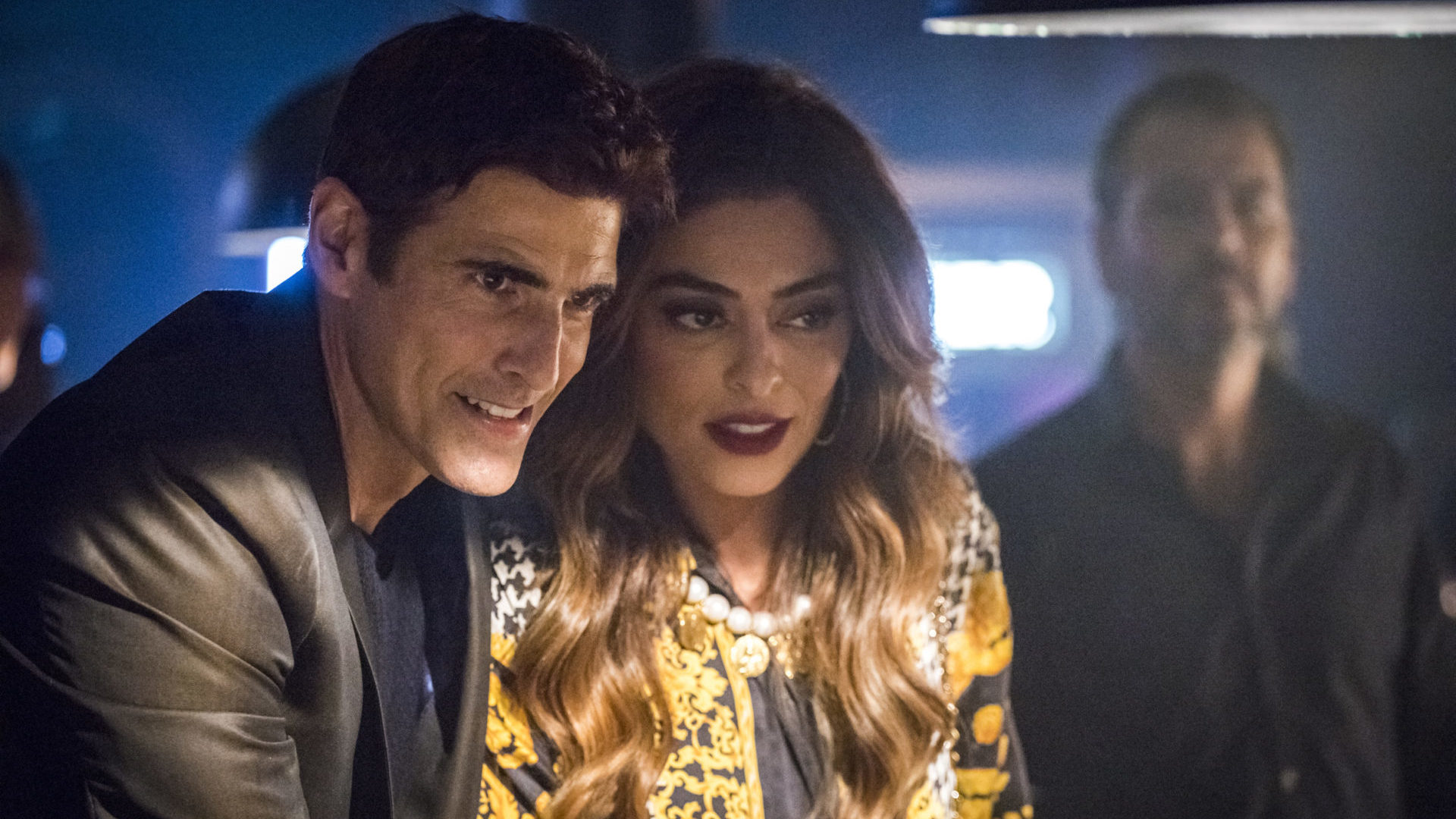 Régis (Reynaldo Gianecchini) diz pra Maria da Paz ( Juliana Paes) que vai ao cassino para se divertir. Amadeu ( Marcos Palmeira ) com eles em A Dona do Pedaço