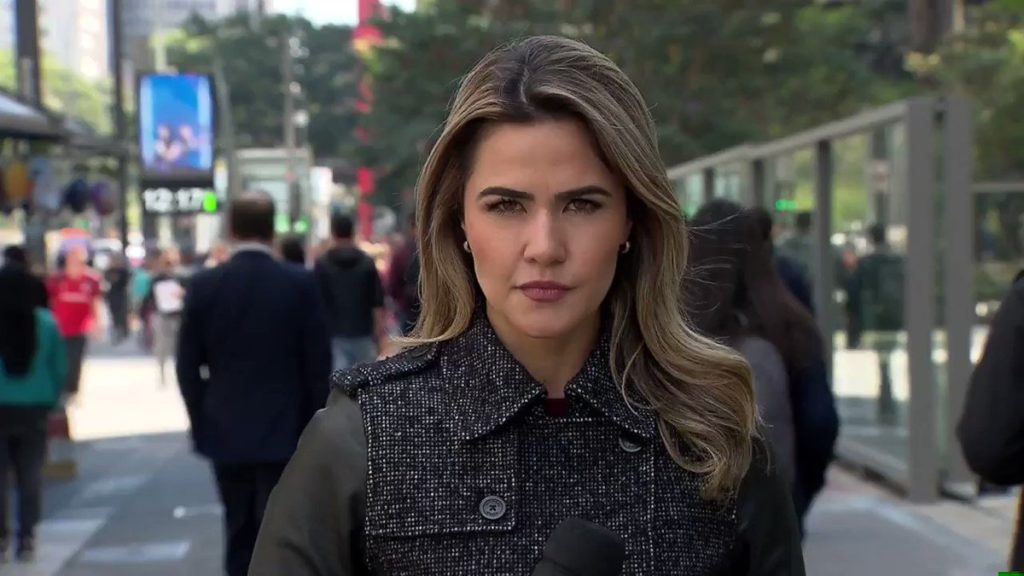 Larissa Alvarenga deixou a bancada do Fala Brasil pra a a volta de Carla Cecato (Reprodução: Twitter)