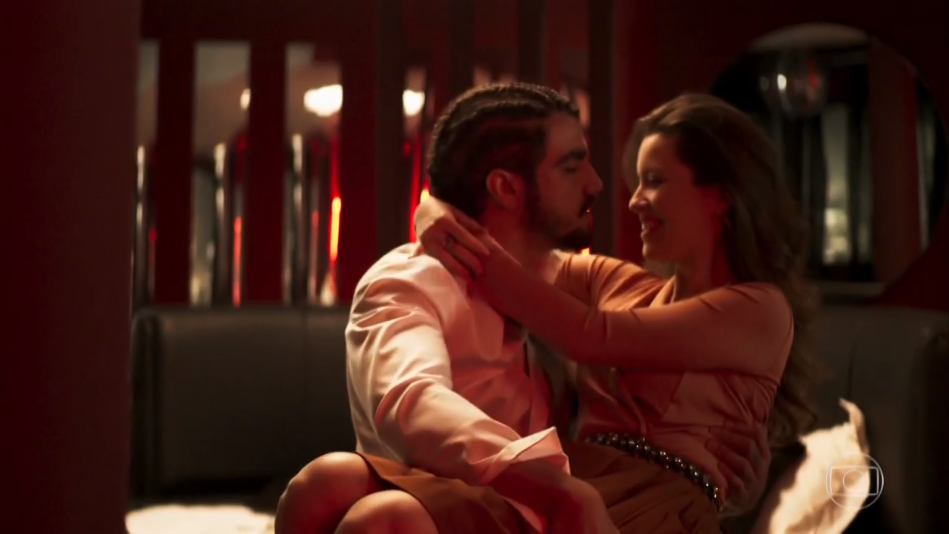 Rock (Caio Castro) e Fabiana (Nathalia Dill) em A Dona do Pedaço