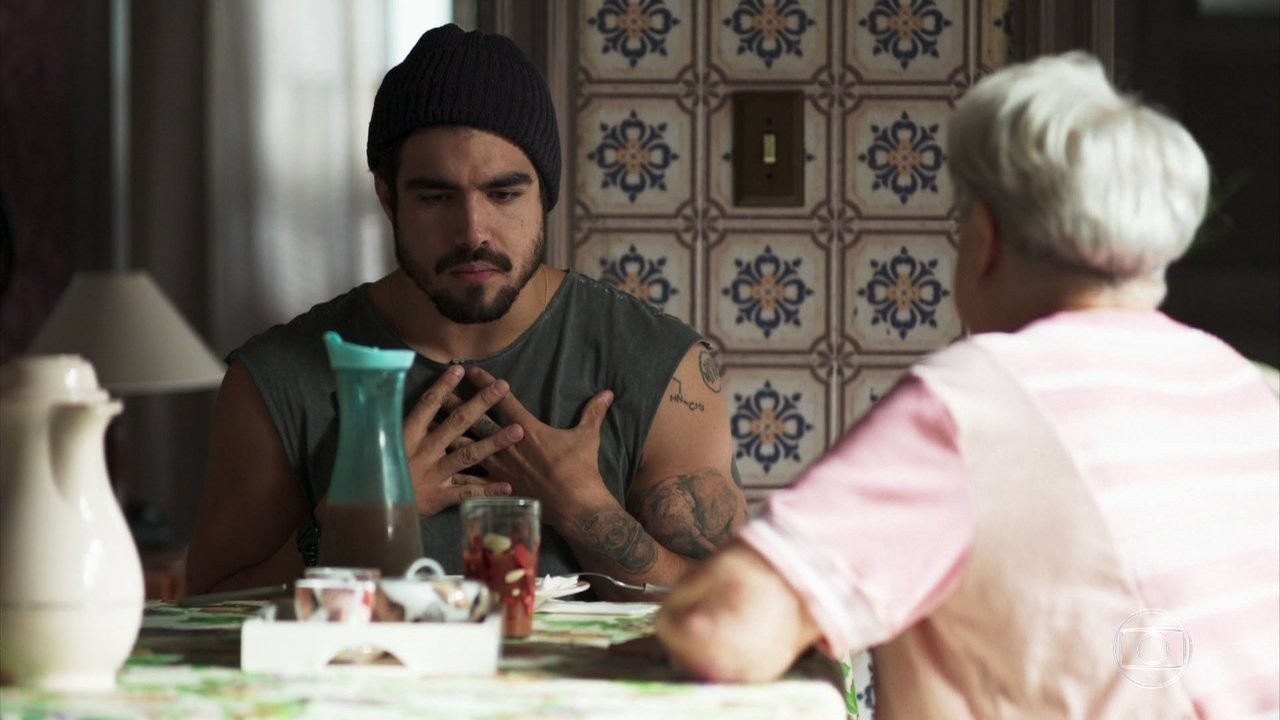 Rock (Caio Castro) e Marlene (Suely Franco) em A Dona do Pedaço