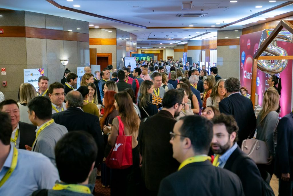 Saguão do evento com executivos do mercado de TV por assinatura