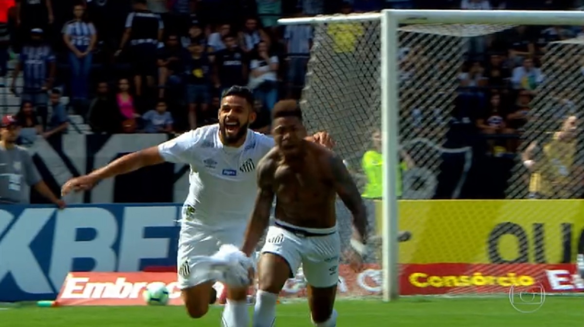 Jogadores do Santos comemoram gol, no Campeonato Brasileiro