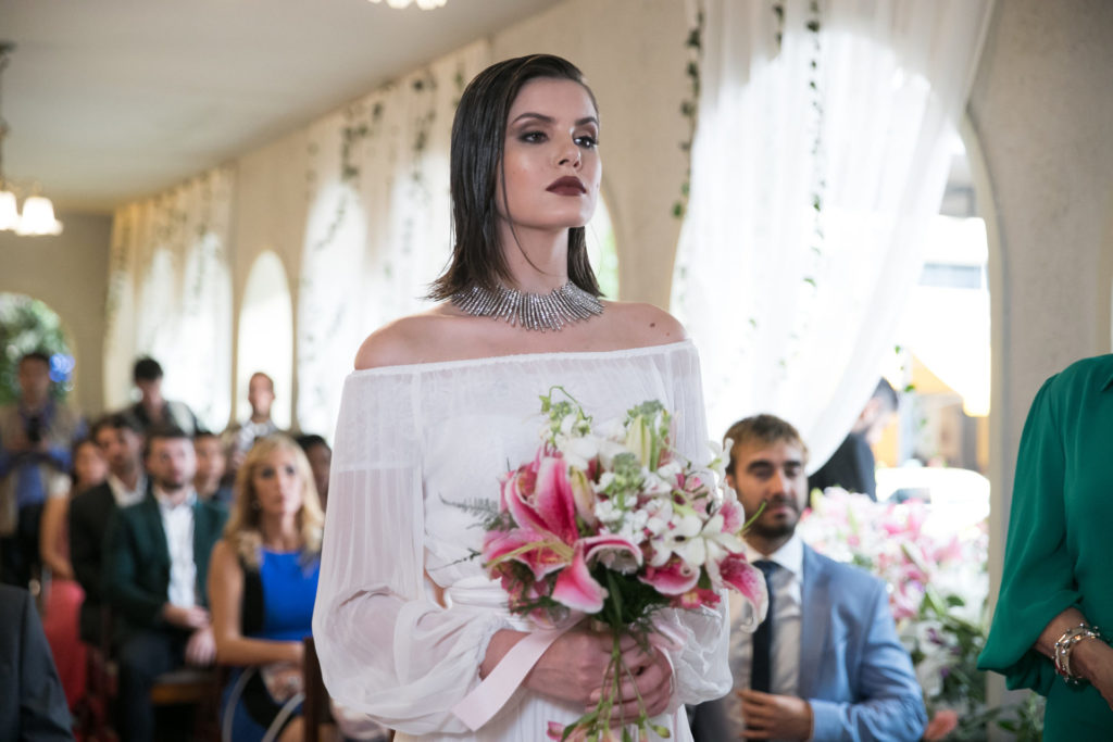 Vanessa (Camila Queiroz) no casamento em Verão 90