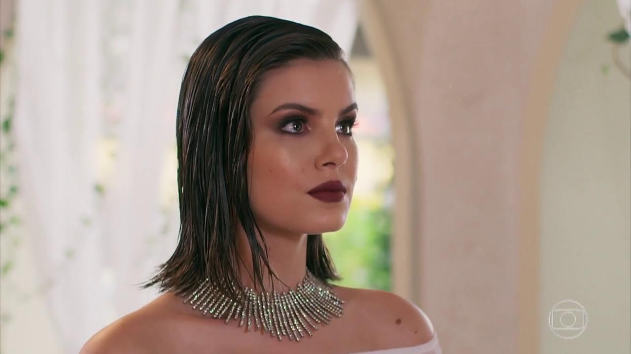 Vanessa (Camila Queiroz) é desmascarada por Quizinho (Caio Paduan) em Verão 90