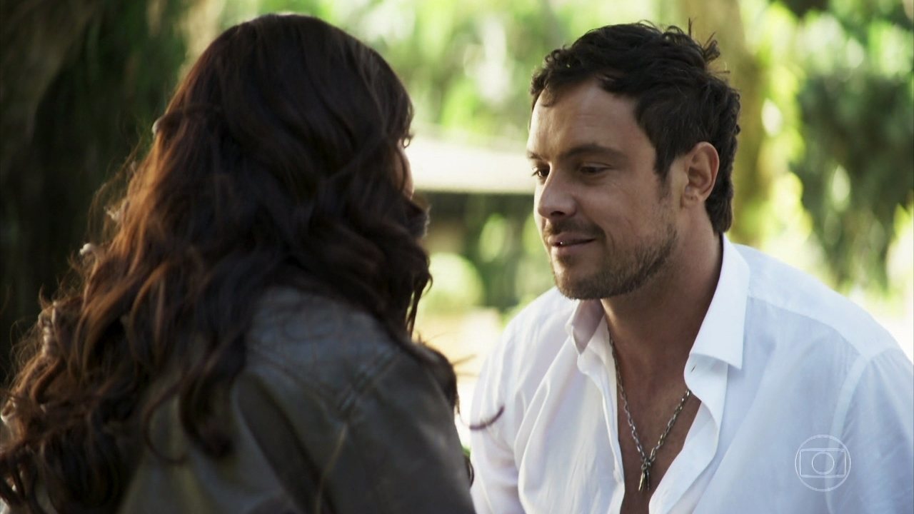 Vivi (Paolla Oliveira) e Chiclete (Sergio Guizé) em A Dona do Pedaço