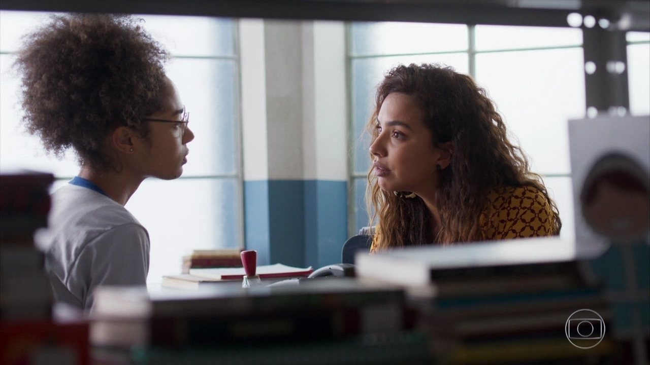 Alice (Bruna Inocencio) e Francisca (Gabriela Moreyra) em Bom Sucesso