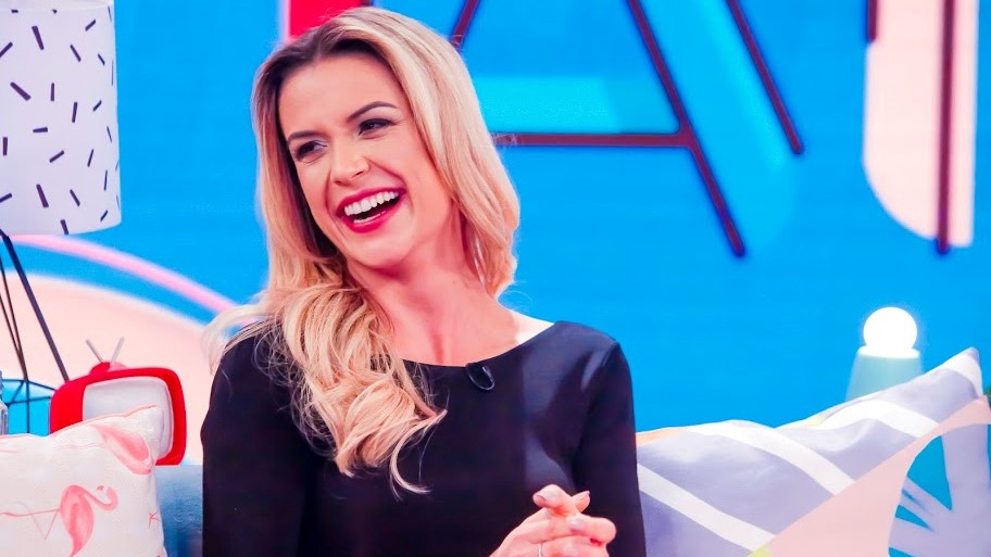Beca Milano no Programa da Maisa