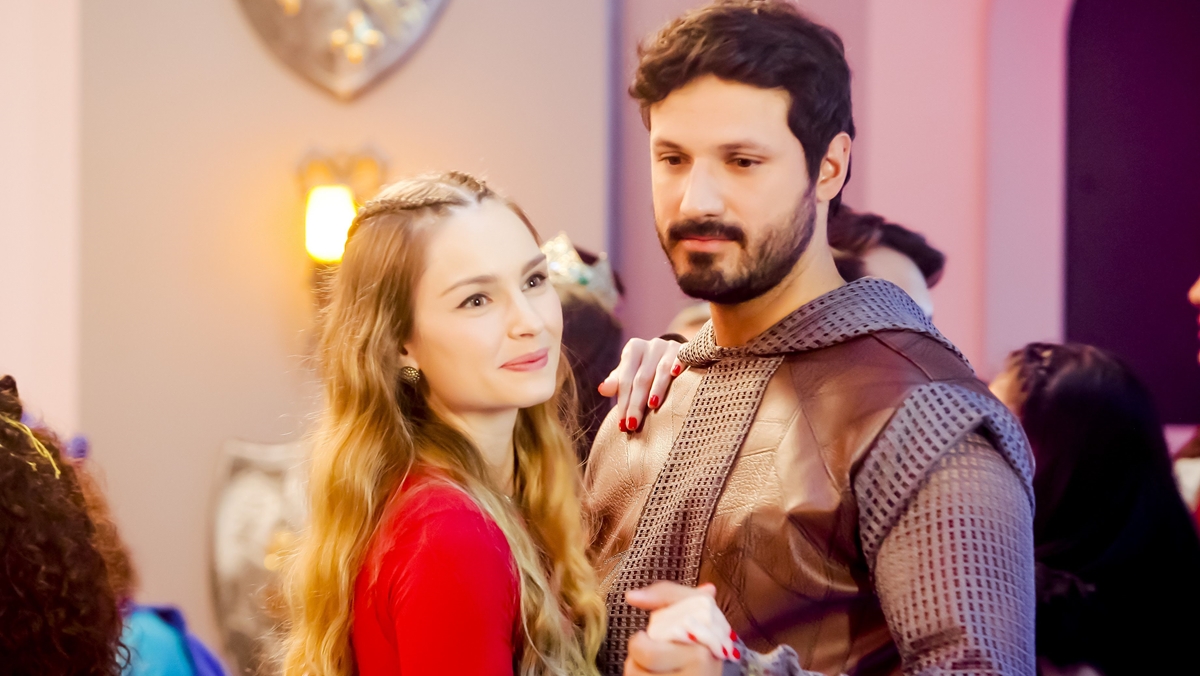 Nadine tira Marcelo para dançar e o rapaz cai em armadilha (Divulgação: SBT)