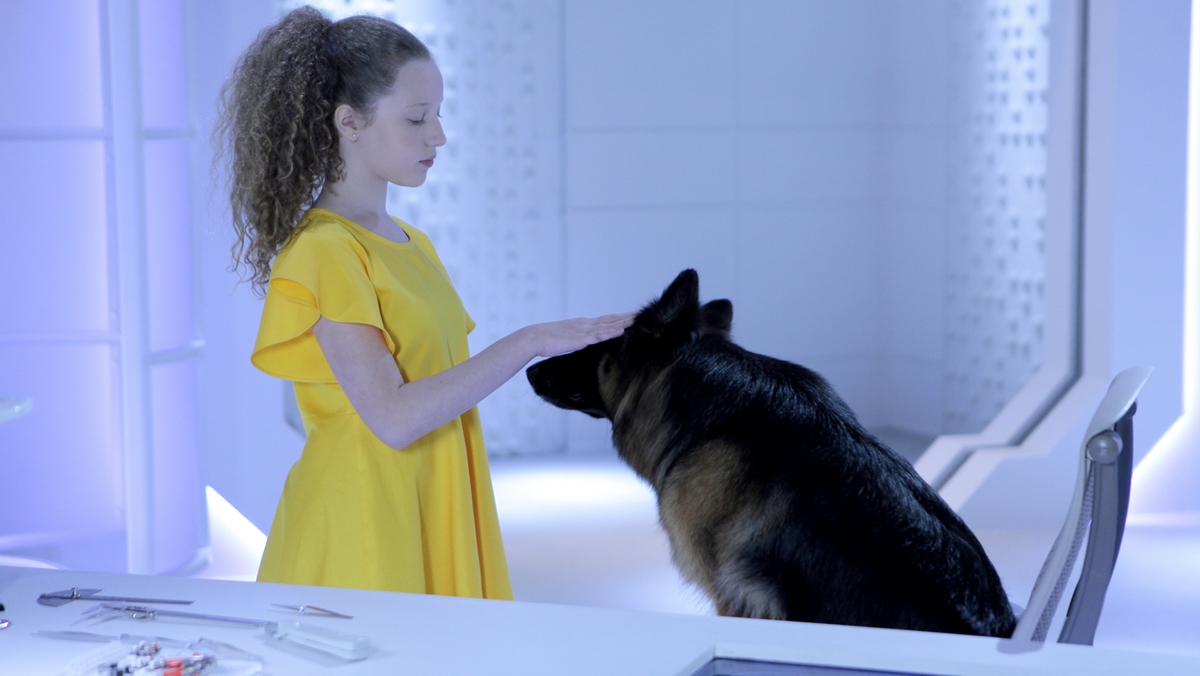 Ester ganha vida e foge da cápsula (Divulgação: SBT)