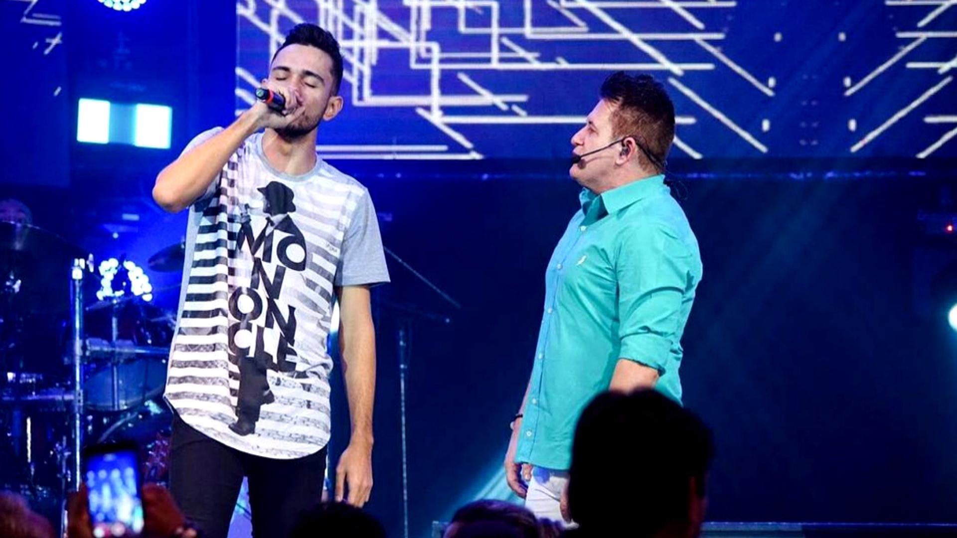 Cantor Marrone e o sobrinho Breno participam do Domingo Show