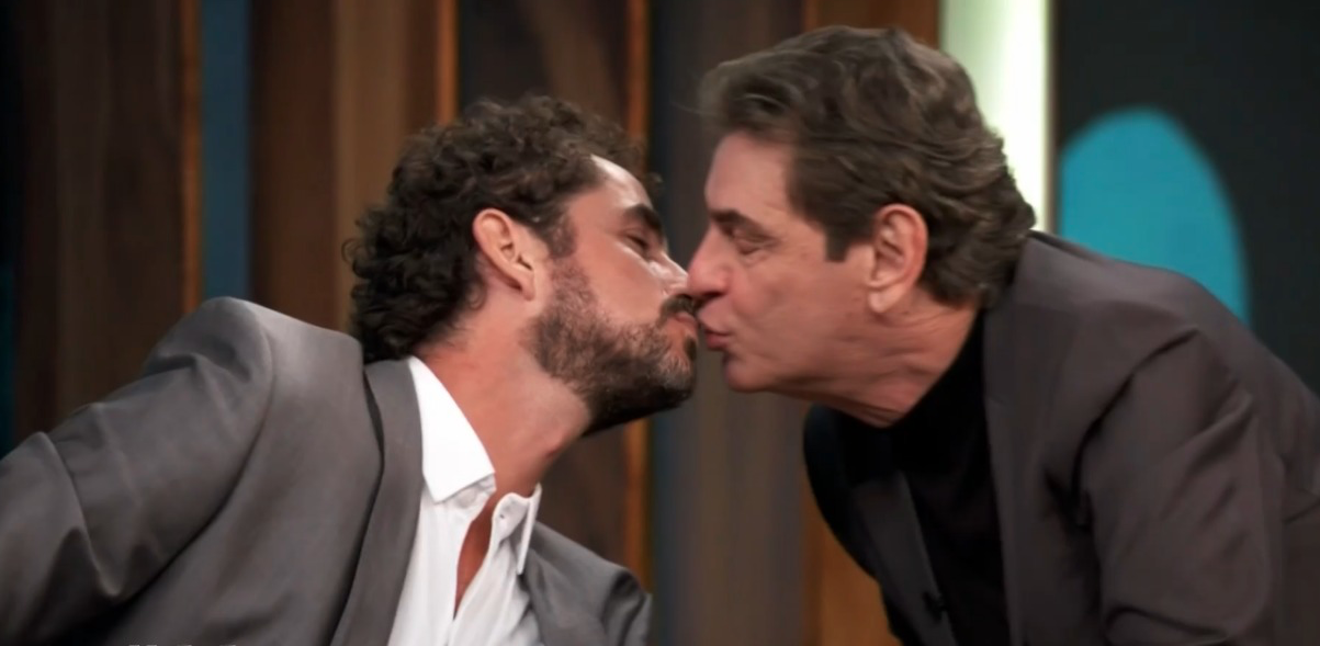 Felipe Andreoli e Luiz Andreoli dando selinho no Conversa com Bial