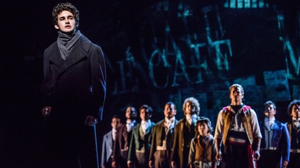 Filipe Bragança no palco pelo musical  Les Miserábles