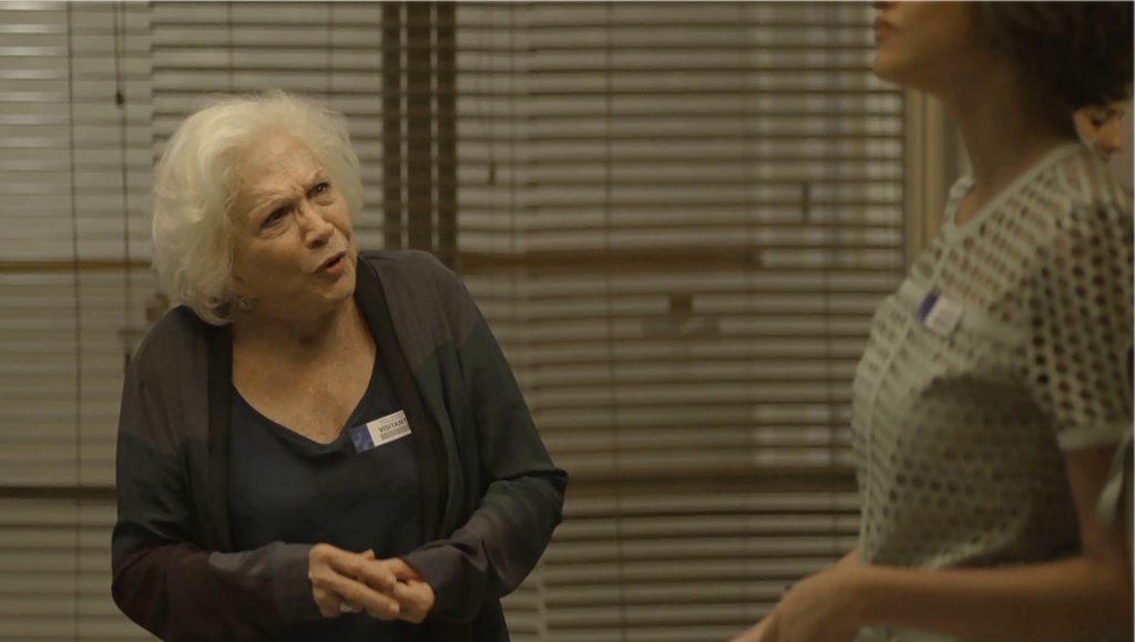 Gladys (Nathália Timberg) fica chocada com Josiane (Agatha Moreira) em A Dona do Pedaço