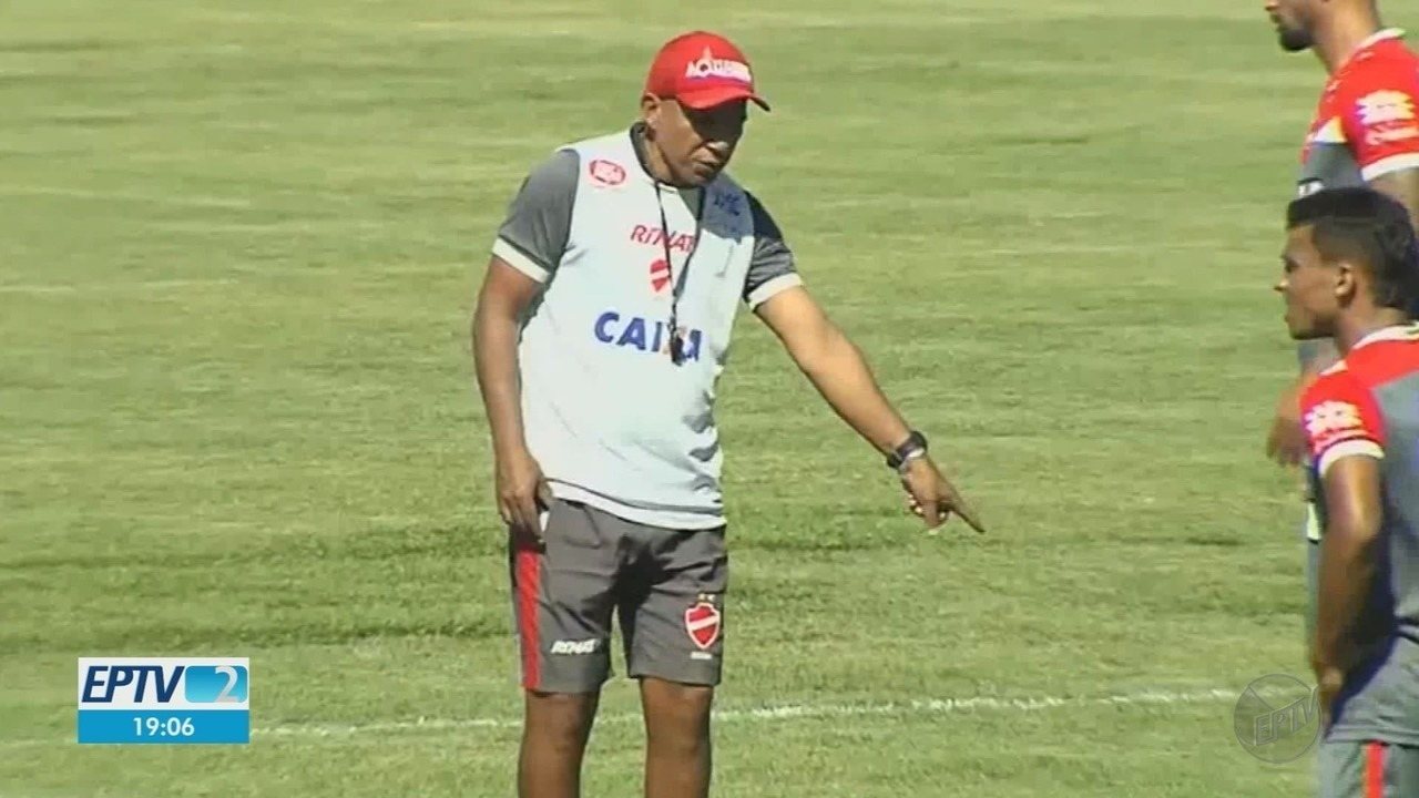 Hemerson Maria treinando o time do Botafogo-SP