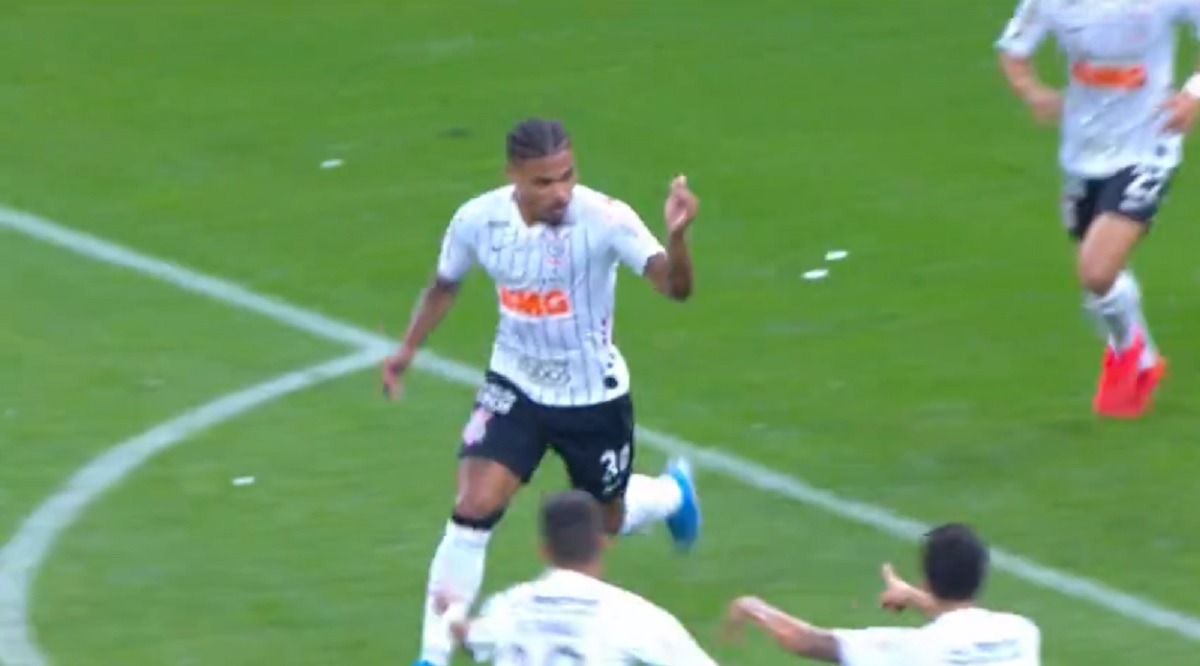 Jogadores do Corinthians comemoram gol