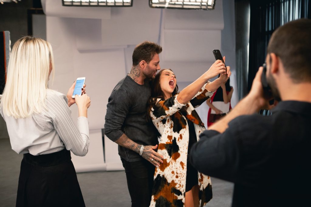 Kim (Monica Iozzi), Lucas Lucco, Vivi (Paolla Oliveira), e Téo (Rainer Cadete) em A Dona do Pedaço 