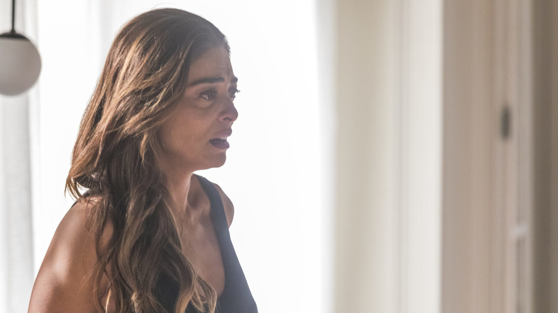 Josiane (Agatha Moreira) expulsa Maria da Paz (Juliana Paes) da mansão em A Dona do Pedaço