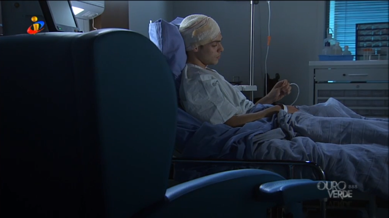 Salvador no quarto hospitalar na novela Ouro Verde