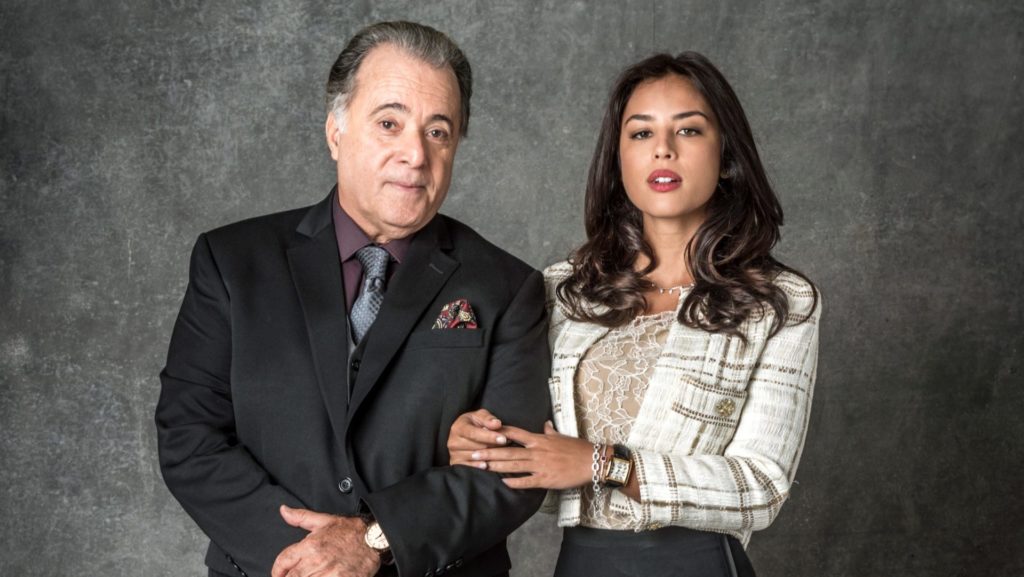 Olavo (Tony Ramos) e Laura (Yanna Lavigne) de O Sétimo Guardião