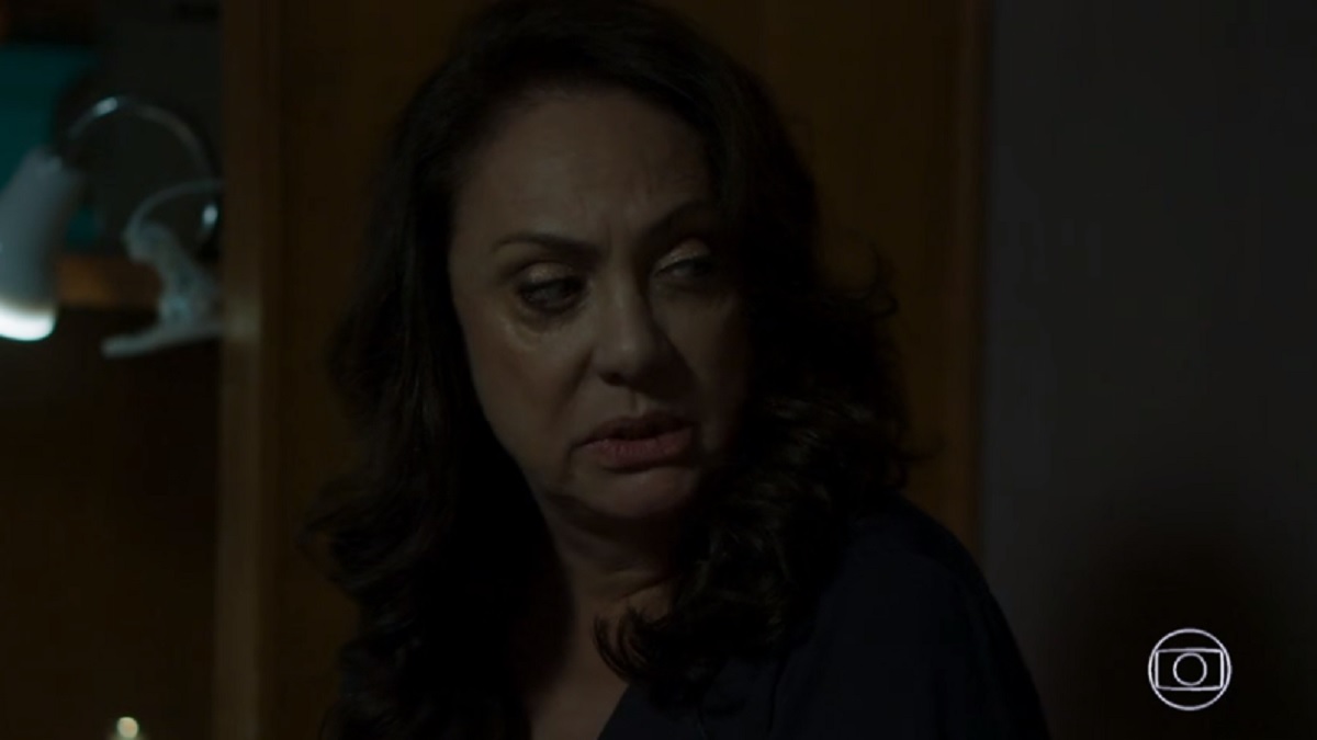 Rania (Eliane Giardini), de Órfãos da Terra