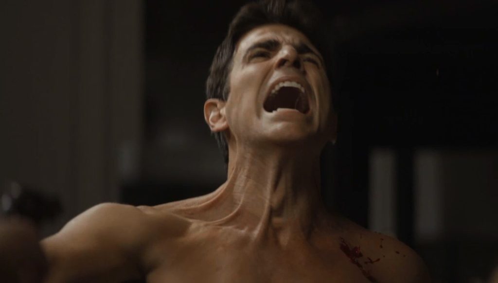 Régis (Reynaldo Gianecchini) Toma um tiro disparado por Maria da Paz (Juliana Paes) em A Dona do Pedaço