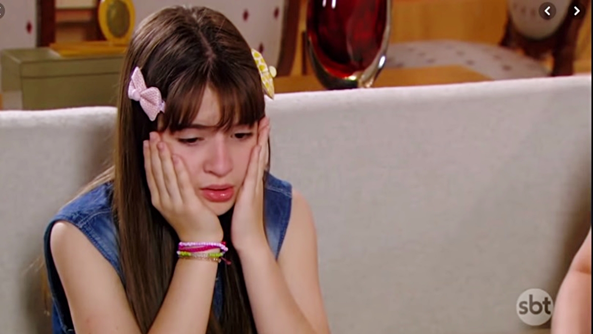 Poliana se entristece com revelação sobre sua mãe (Reprodução: SBT)