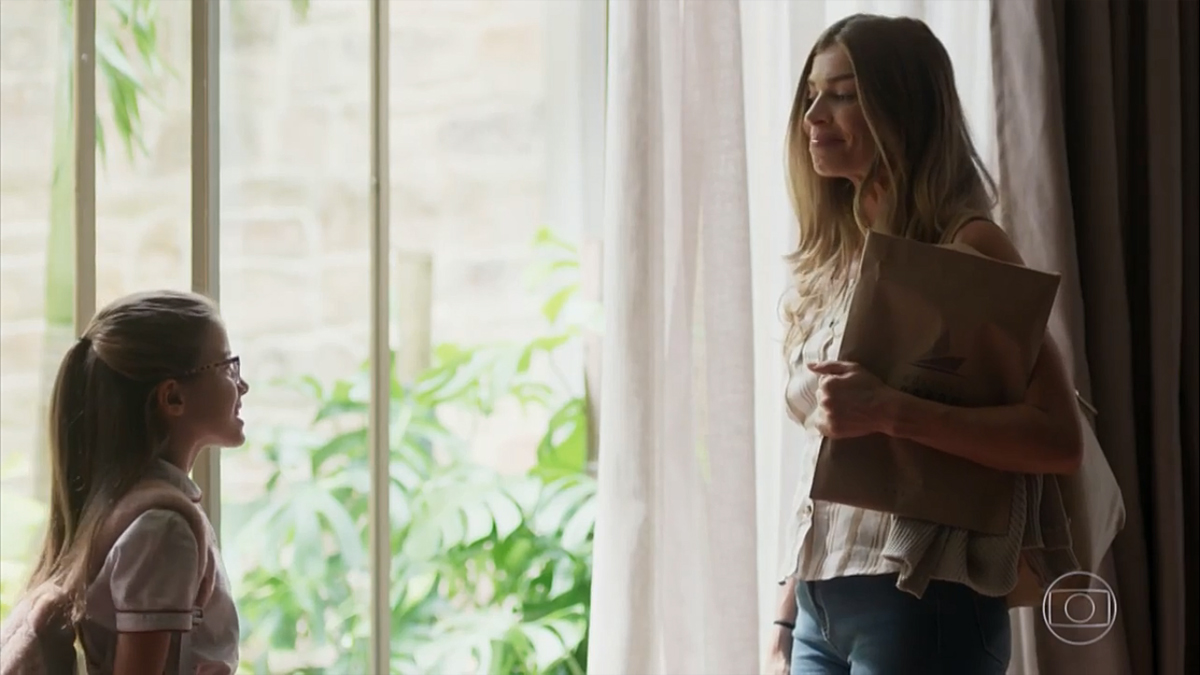Sofia (Valentina Vieira) e Paloma (Grazi Massafera) em Bom Sucesso