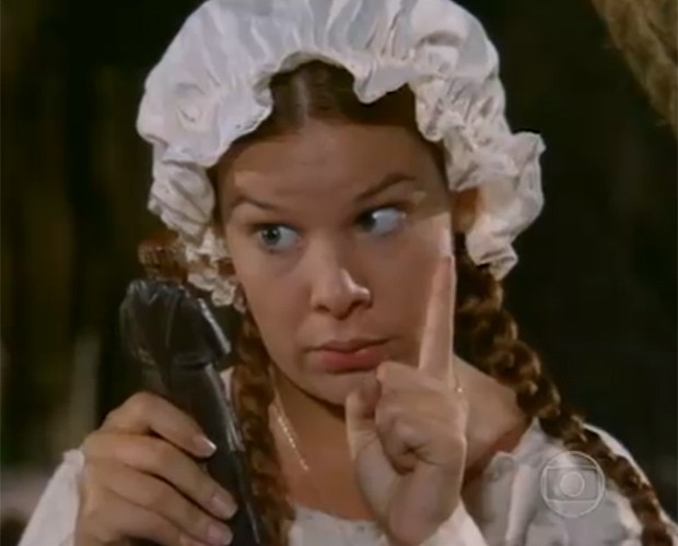 Em Alma Gêmea, Mirna colocava o santo Antônio de cabeça para baixo em copo de água durante pedidos de milagre para se casar (Reprodução: Globo)
