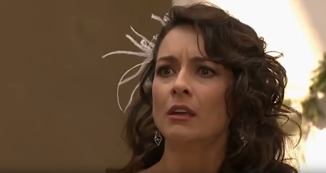 Cíntia descobre não ser uma Monteiro (Reprodução: Televisa S.A)