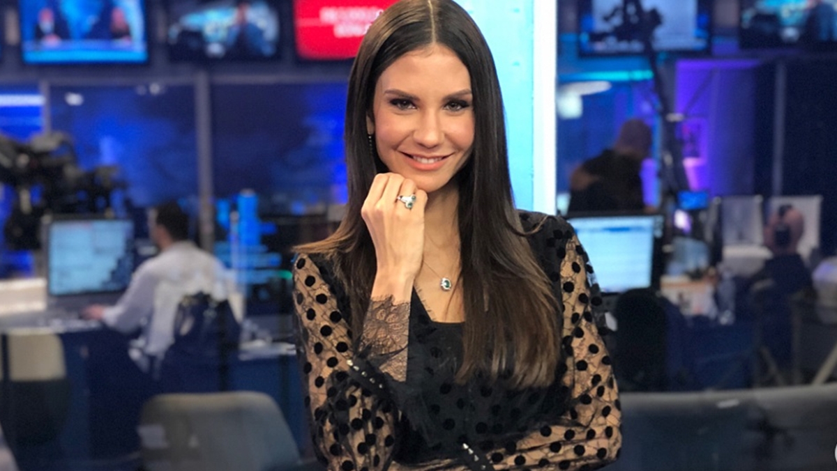 Amanda Klein completa sete anos na bancada do RedeTV News (Reprodução: RedeTV!)