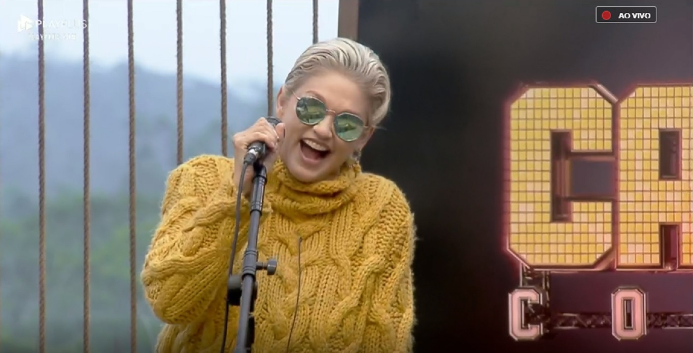 Andréa Nóbrega cantando em A Fazenda 11