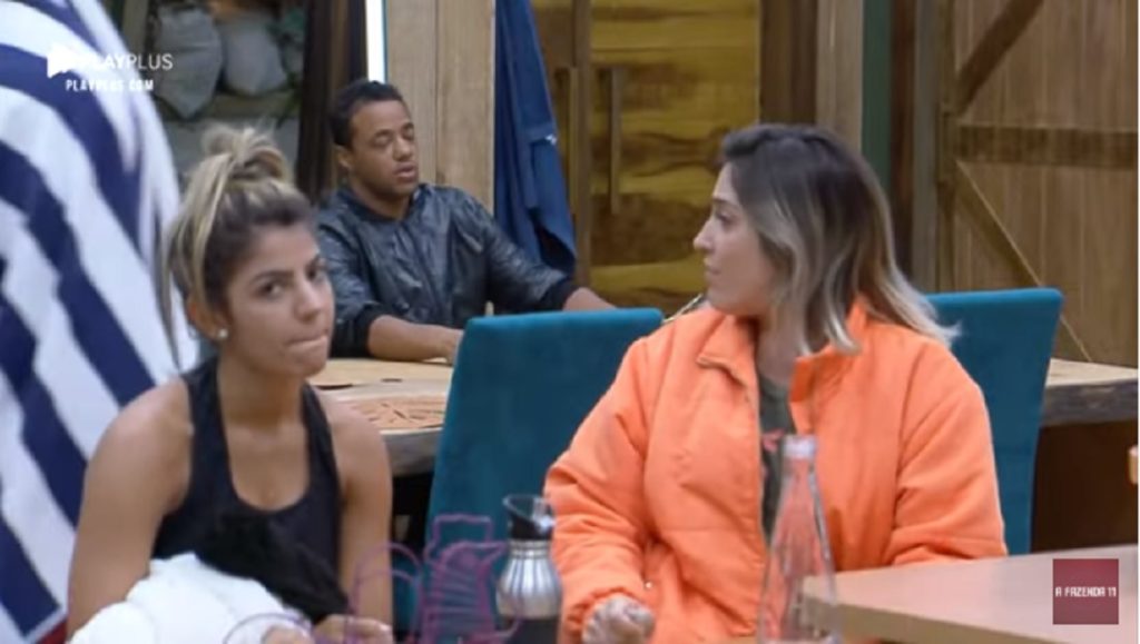Phellipe e Tati discutindo na cozinha de A Fazenda 11