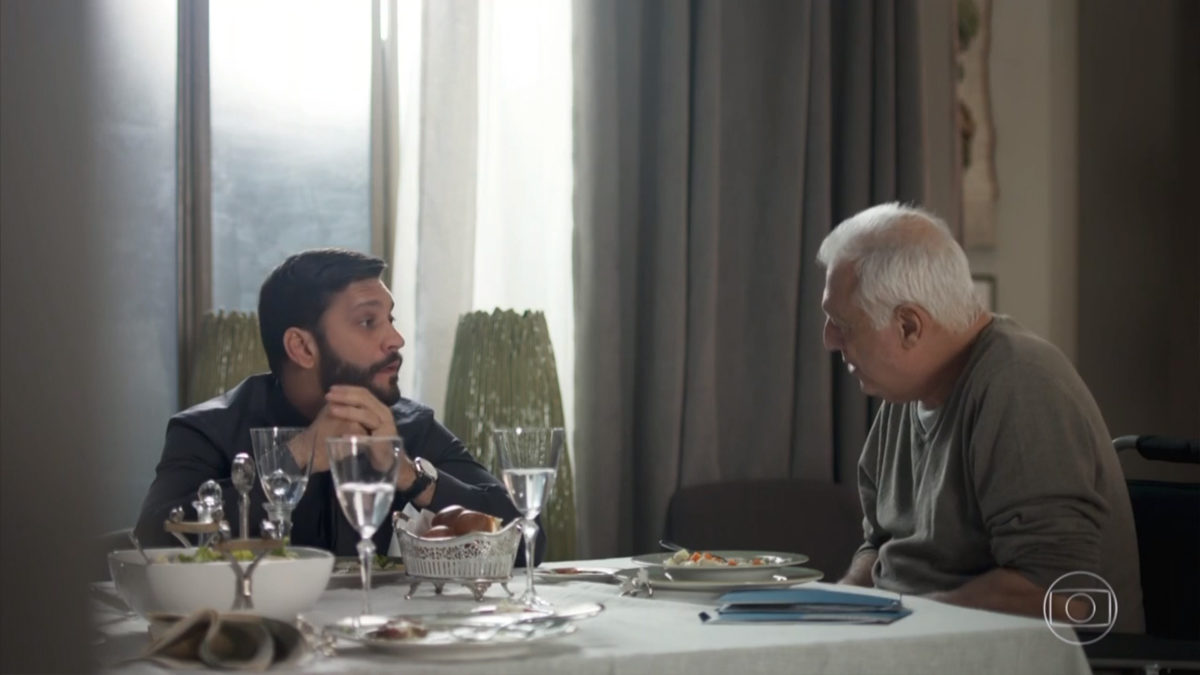 Diogo (Armando Babaioff) e Alberto (Antonio Fagundes) em Bom Sucesso